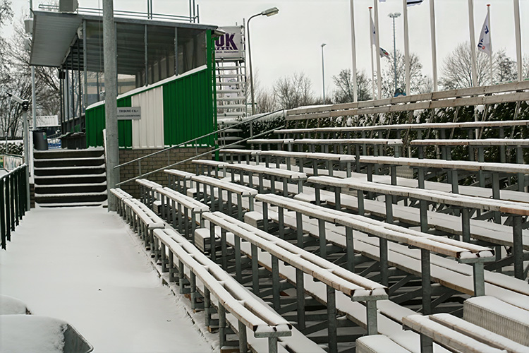 Hevige sneeuwval maakte het dat de wedstrijd later moest worden gespeeld.