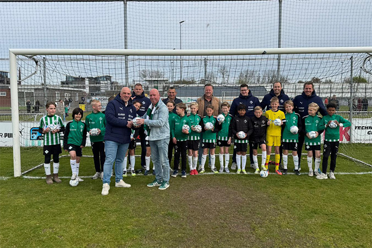 120 miniballen voor jeugd SC Genemuiden